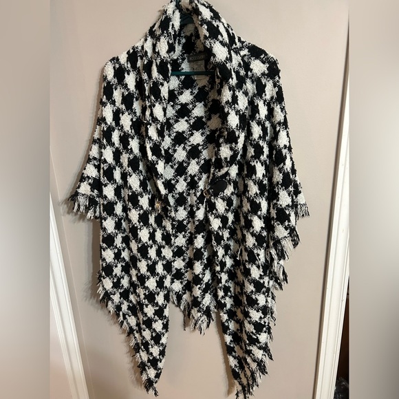 Women’s Black and white houndstooth wrap/cape. Rose gold clip, knit. - Picture 6 of 7